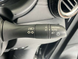 車外の明るさに応じでライトを点灯、消灯してくれるオートライト機能です☆お天気の良い昼間のトンネル走行などオートにしてると便利で安心です☆エンジン停止時にライトの消し忘れも無くなります☆
