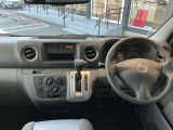 室内もルームクリーニング済みですので、ご自由にご覧頂けます。まずはご来店頂き、運転席に座ってみて下さい。シートの座り心地も大事なポイントですよ。
