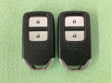 スマートキーを装備しています。鍵を差し込むことなくドアロックの開け閉めと、スタートボタン操作でのエンジンスタートができます。スペアキーも同じものを用意しております。