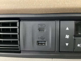 エアコン操作パネルの左側に、スマートフォンなどの充電可能なUSB端子と、音源などの外部入力の可能なUSB端子がついています。移動中に充電もできるので便利です。