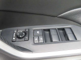運転席のパワーウインドースイッチ部です。よく触れる場所だからこそ、使用状態があらわれますよね。ぜひこうした所もチェックしてください。