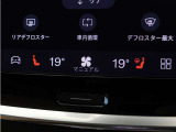 フロントシートには、シートヒーター&シートエアコンに加え、ステアリングホイール・ヒーターも装備。厳寒の地、北欧スウェーデン発祥のブランドならではのアイテムです。シートヒーターは後席にも装備しています