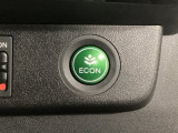 ECON モードをON にするとアクセルペダルの動きに対するエンジンの反応とエアコンの制御を切り換えることで、燃費のいい運転をするドライバーがペダルを踏んだ時と同じようにエンジンを制御します。