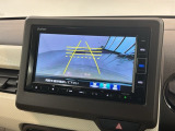 リバースギアに入れるだけで後方の表示へ切り替わります。夜間や雨の日の駐車も楽になりますよ。