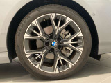 BMWの純正アロイホイールは軽量かつ強度にも優れているホイールで走行性能を引き上げる設計になっております。足元にもBMWは妥協がなくこだわっている個所になります。