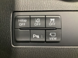 運転席脇のクラスタースイッチ部分にはカメラ切り替えスイッチ、パーキングセンサー、その他走行系スイッチを集中配置しております。