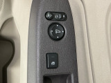 狭い駐車場で便利な電動格納ドアミラーが付いています。