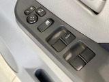 【電動格納ミラー】サイドミラーは電動格納式となっており、狭い駐車場でもキズがつくリスクを抑えられます。