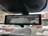 インテリジェントルームミラーです。車両後方のカメラ映像がミラー(液晶画面)に写るので、後席の人や荷物が写りこみません。夜間や悪天候でも視界が良好です♪