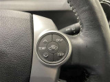 ステアリングスイッチ付きで、運転中に視線を前に向けたまま操作できます。