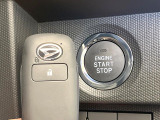 【キーフリーシステム】カバンやポケットに入れたままでもドアの施錠・解錠が可能なスマートキーを装備。エンジンのオン・オフ時もカギを取り出す必要が無いからとっても便利です♪