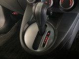 操作性の良いインパネシフト。トランスミッションはCVT(無段変速)となります。