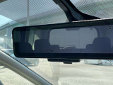 【インテリジェントスマートルームミラー】です。車両後方のカメラ映像がミラー(液晶画面)に写るので、後席の人や荷物が写りこみません。夜間や悪天候でも視界が良好です♪