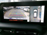 パノラミックビューモニター付きです。車両を上から見たような映像をディスプレイオーディオ画面に表示。運転席からの目視だけでは見にくい、車両周辺の状況をリアルタイムでしっかり確認できます。