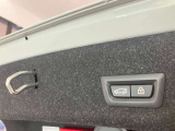 ボタン1つでリアハッチの開閉が可能です。またコンフォートアクセスが付いていれば鍵をポケットに入れた状態でキックで開閉も可能です。