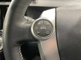 ステアリングスイッチ付きで、運転中に視線を前に向けたまま操作できます。