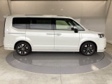 狭い駐車場でも、スライドドアならチャイルドシートへのお子さまの乗降や荷物の積載もスムーズ。