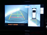 パノラミックビューモニター付きです。車両を上から見たような映像を画面に表示。運転席からの目視だけでは見にくい、車両周辺の状況をリアルタイムでしっかり確認できます。