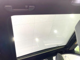 【パノラマルーフ】大型のガラスルーフ搭載で車内の解放感が一気にアップ!開放的なドライブをお楽しみいただけます。