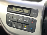 【オートエアコン】一度お好みの温度に設定すれば、車内の温度を検知し風量や温度を自動で調整。暑い&hellip;寒い&hellip;と何度もスイッチ操作をする必要はありません。快適な車内空間には必須の機能ですね♪