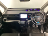 車内は光触媒抗菌消臭施工済です。インパネ周りはスタイリッシュなデザインです。グローブボックスやカップホルダーのほかにトレーなどたくさんの収納スペースが付いています。