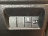 ハンドルの右側にはヘッドライトレベライザーとVSA(ABS+TCS+横滑り抑制)の解除スイッチがついています。ヘッドライトレベライザーは道路状況や積荷の加重に応じてライトの高さを調節できます。