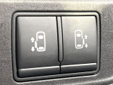 【両側パワースライドドア】スマートキーや運転席のスイッチで後席両側スライドドアの開閉が可能♪電動だから力を入れてドアを開ける必要が無く、小さなお子様でも簡単に開け閉めでき快適です♪