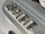 【電動格納ミラー】サイドミラーは電動格納式となっており、狭い駐車場でもキズがつくリスクを抑えられます。