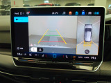 ギアをリバースに入れると車両後方の映像を映し出します。画面にはガイドラインが表示され、車庫入れや縦列駐車などの際に安全確認をサポートします。