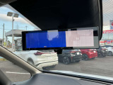 車両後方のカメラ映像をミラー面に映し出して、いつでも後方視界を確保します。通常ミラーに切換えも簡単に切換えができます。