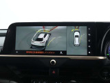 サイドクリアランスビュー表示中に、旋回時の運転操作に合わせて自動で車両を斜め後方から見たような映像を表示。