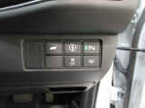 パーキングセンサーや横滑りを防ぐVSA等のスイッチ類は運転席の右側、手の届きやすい位置にあります。