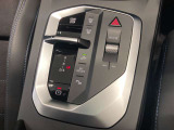 運転中にもオーディオの音量やFMの切り替えなどステアリングでの操作で切り替え可能なため、ステアリングから手を放す必要がない為、運転中でも操作が簡単でございます。