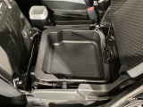 靴や大きめの荷物などもスマートに収納できる便利な引き出し式の収納ボックスです。車外から見えない隠し収納として、また汚れが気になりやすいアイテムの保管にも重宝します!
