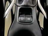 【電動パーキングブレーキ】付きです。文字通りに「パーキングブレーキ」の操作を「電動化(モータで動かす」したものです!