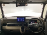フロントガラスが大きく、ワイドな視界で運転もしやすくなるように設計されています。