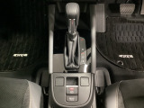 「e:HEV」は、モーター走行を中心にしながら電気エネルギーやエンジン動力を最も効率よく使い分けることができる賢いハイブリッドシステムです。サイドブレーキはスイッチ操作の電子制御パーキングブレーキです
