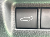 【パワーバックドア】スマートキーや運転席のボタンを押すだけでリアゲートが自動で開閉します!荷物を持っている時や、高い位置にあるバックドアを閉める際に便利な機能です♪