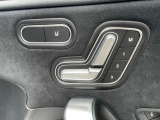 【メモリー付パワーシート】様々な体型の乗員に合わせたきめ細かいシート調整が可能になってます。3名分のメモリー可能は他の乗員が座った時にもスイッチ操作ひとつで好みのシートポジションを呼び出せます。