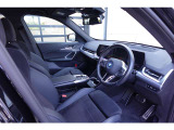 【運転席シート】人間工学に基づき形成した形状が長時間のドライブ疲労も軽減します。すべての走りを特別な出来事に変える様に設計されています。