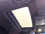 【ムーンルーフ】開放感たっぷりの希少装備、ムーンルーフが装着されています!車内に明かりを取り入れたり景色を楽しむ以外にも、車内の空気も簡単に換気できて快適です!
