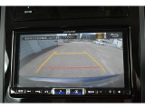 車両後方の映像を車内のディスプレイに表示し、駐車時や後退時の障害物や歩行者の確認を補助します。 広角レンズを採用し、広い範囲を映し出すことができます。