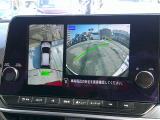 【アラウンドビューモニター】空から見下ろした映像がナビ画面にて確認可能です。駐車もラクラクですよ♪