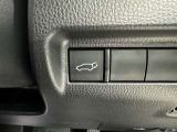 電動式バックドアです。 荷物を持ったままでもボタン一つで自動的に開け閉めできるので便利ですよ。 挟み込み防止機能も付いていますのでお子様の手や荷物を挟み込むのを防いでくれますよ。