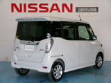 狭い駐車場での乗り降りや荷物の出し入れにとても便利なスライドドア