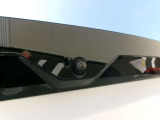後方の映像をモニターに映し出し、駐車や後退時の安全をサポート。ガイドライン表示で距離感を把握しやすく、夜間や狭い場所でも安心して操作できる便利なカメラです