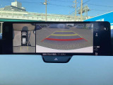 死角をなくし、狭い場所での取り回しや駐車をサポートする「全周囲カメラ(360&deg;ビューモニター)」を装備。車体が大きく見えがちなCX-60でも、上空から見下ろす視点で驚くほど簡単に駐車できます。