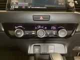オートエアコンがついてますので、お好みの温度をセットするだけで風の強さや風量を自動で調整します。スイッチやダイヤル類も簡単操作で快適に過ごせます。