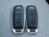 【接近時アンロック/降車時オートロック機能】インテリジェントキーをポケットやバッグ等に入れたままでもクルマに近づくと自動で解錠。クルマから離れると自動で施錠します。
