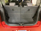 【車線逸脱警報機能】ブザー音とメーター表示で車線からのはみ出しを警報します。元の車線に戻す機能ではないため、警報後はご自身でステアリングを操作して下さい。